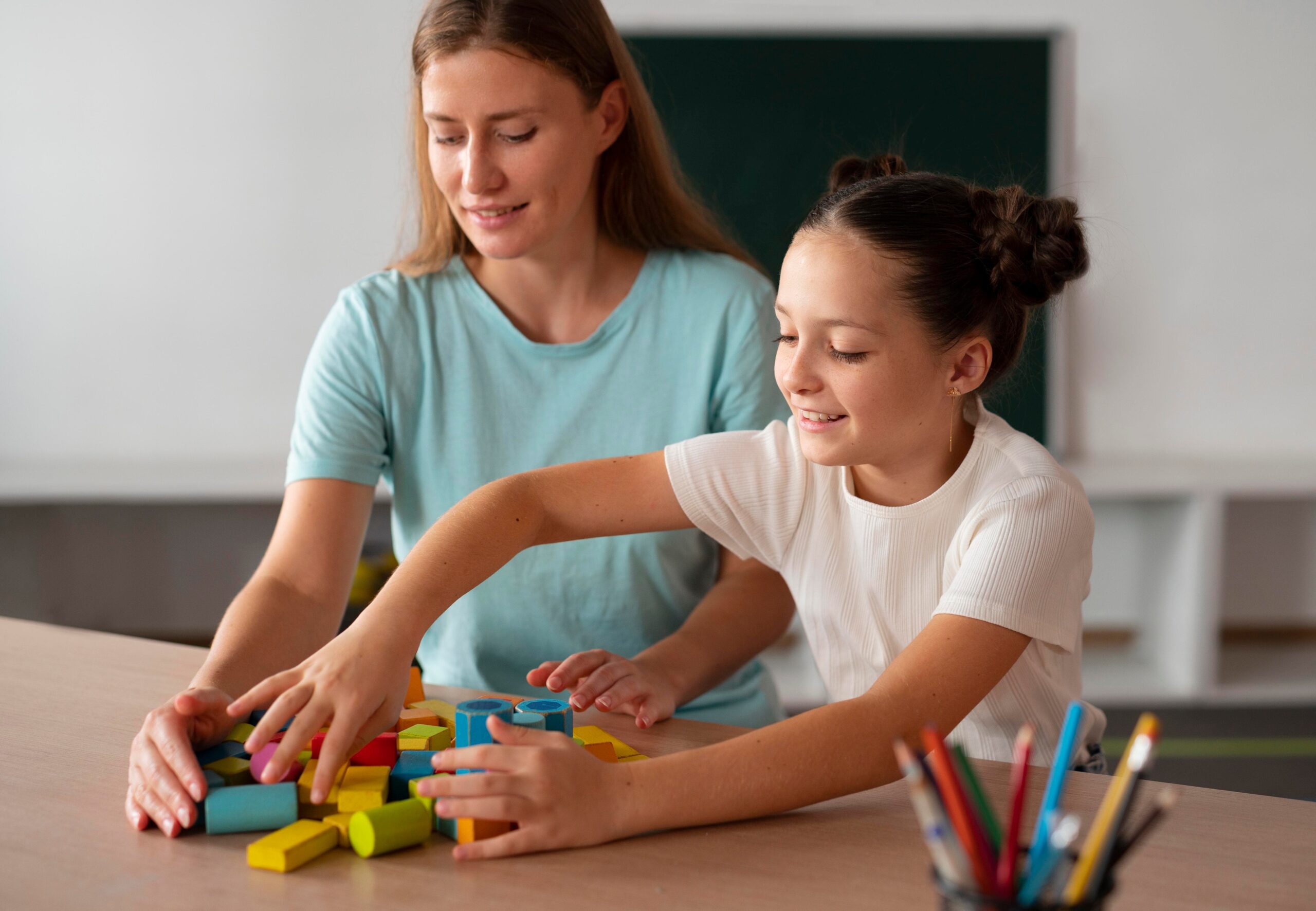 psychologist helping girl speech therapy 1 scaled