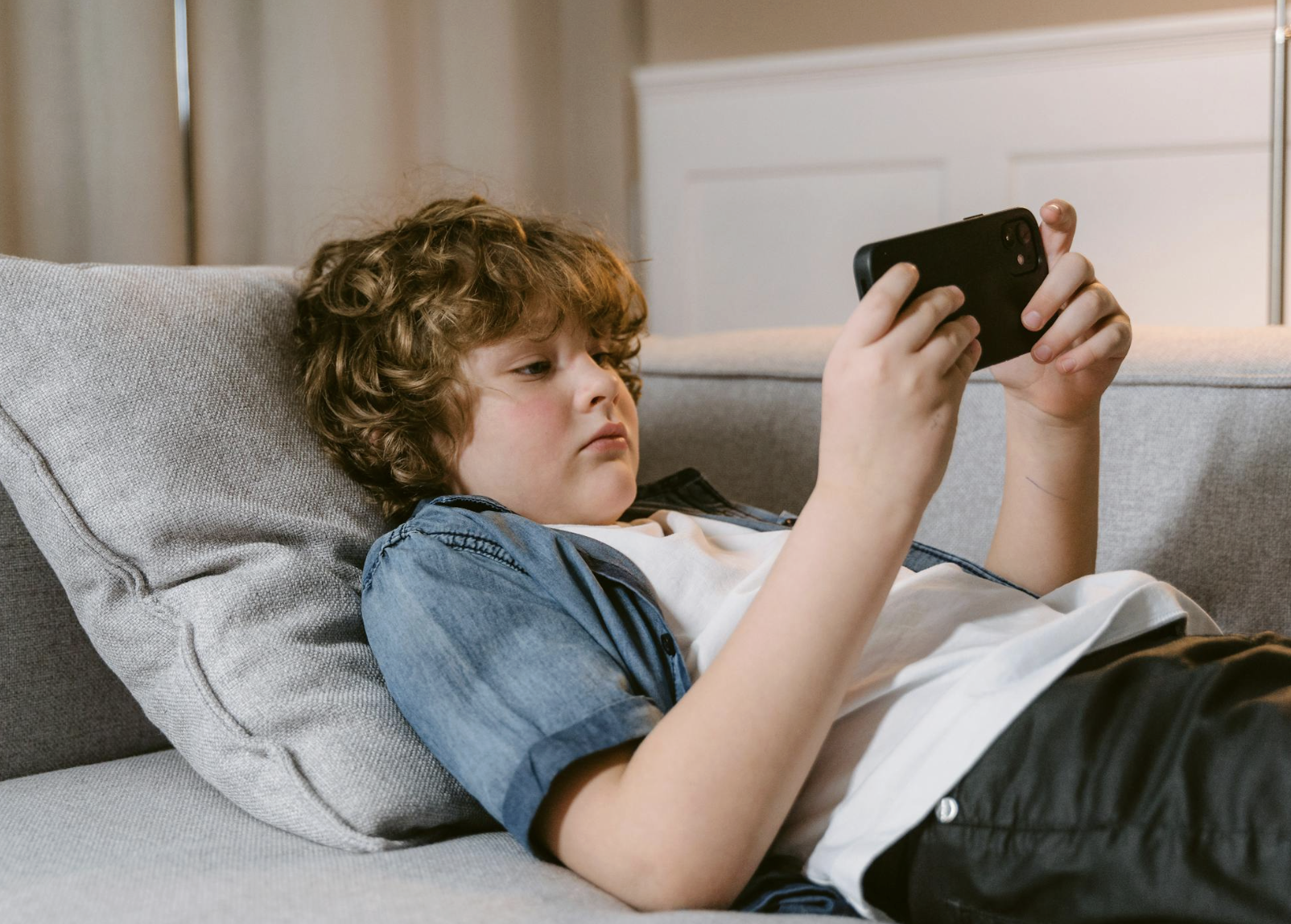 screen time autism, technology limits children, reducing device use